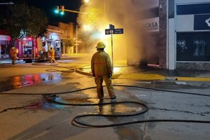 Un binomio de bomberos logró controlar rápidamente la situación.