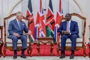 Carlos III y el presidente de Kenia, William Ruto, este martes en Nairobi. Vía Reuters.