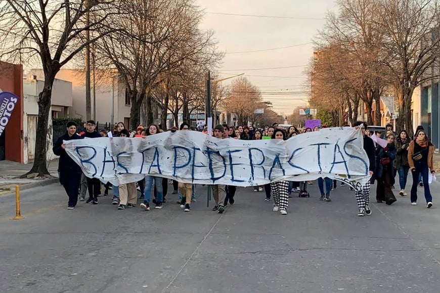 Una de las marchas reclamando justicia finalizó frente al establecimiento educativo.