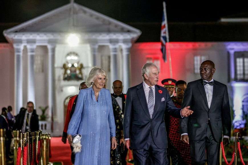 Britain's Queen Camilla, Britain's King Charles III, Kenyan President William Ruto and Kenyan First Lady Rachel Ruto arrive for the State Banquet at the State House in Nairobi on October 31, 2023.     LUIS TATO/Pool via REUTERS