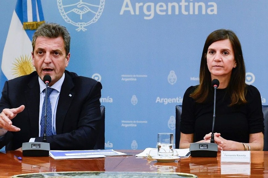 El ministro de Economía, Sergio Massa junto a Fernanda Raverta, directora ejecutiva de Anses.