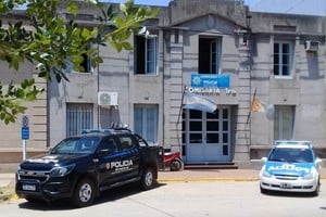 Agentes policiales detuvieron al hombre mientras intentaba deshacerse de la moto que había robado. Archivo El Litoral