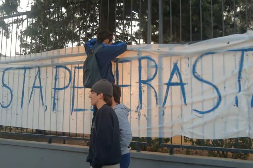 El pasacalle con la inscripción "Basta de pederastas"