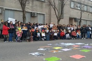 Una de las marchas frente al colegio venadense.