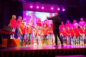 El Coro local durante su presentación.