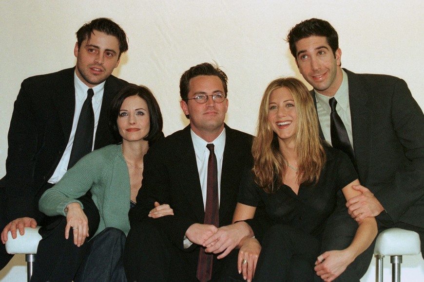 FILE PHOTO: The cast of the American TV sitcom "Friends" (L to R) Courteney Cox, Matt Le Blanc, Matthew Perry, David Schwimmer and Jennifer Aniston pose for pictures at Channel 4 Television Centre March 25. The cast are in Britain to shoot the final episode of their current series. Russell Boyce/REUTERS/File Photo