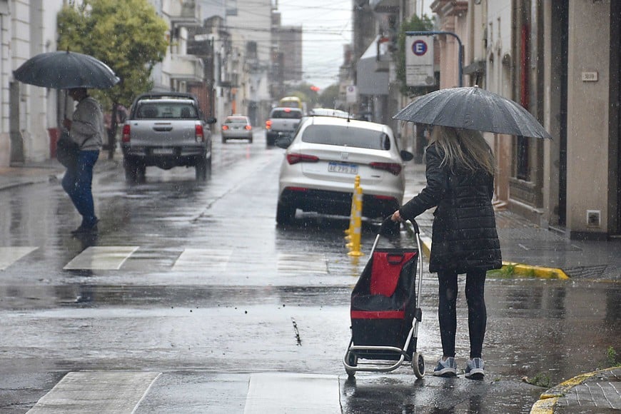 La lluvia y el frío fueron protagonistas de la mañana del jueves. Foto: Flavio Raina