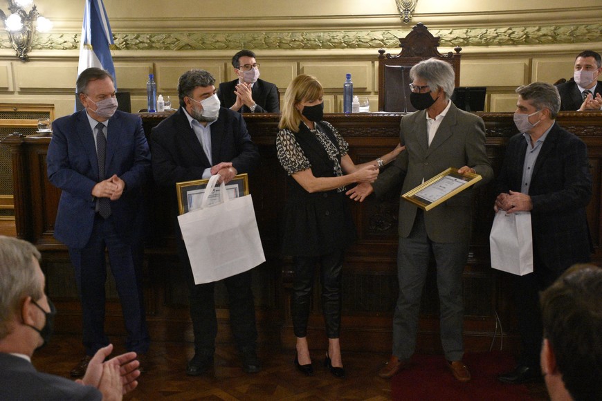 El registro gráfico es del 31 de marzo de 2021. En el Senado provincial se entregó un reconocimiento a El Litoral y a los periodistas Mario Cáffaro y Luis Rodrigo.