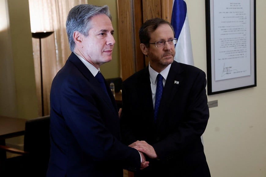 U.S. Secretary of State Antony Blinken shakes hands with Israeli President Isaac Herzog, during his visit to Israel, amid the ongoing conflict between Israel and the Palestinian Islamist group Hamas, in Tel Aviv, Israel November 3, 2023. REUTERS/Jonathan Ernst/Pool