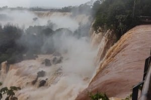 La Garganta del Diablo seguirá cerrada hasta que el caudal del río descienda a los 10,000 m³/segundo.