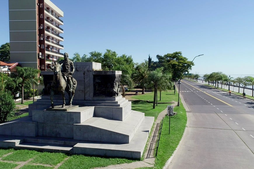 Se realizará una pequeña ceremonia en el pie del monumento al Brigadier López. Crédito: Fernando Nicola.