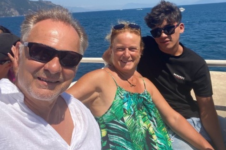 Nury Guarnaschelli en un paseo marítimo junto a su esposo Rudi -también músico- y su hijo Michael.