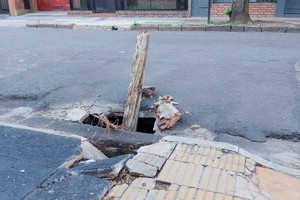 En calle Uruguay al 3000, entre Urquiza y 4 de Enero, un pozo quedó cerca de la vereda, convirtiéndose un peligro para los peatones.