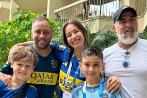 Pampita junto a unos hinchas Xeneizes.