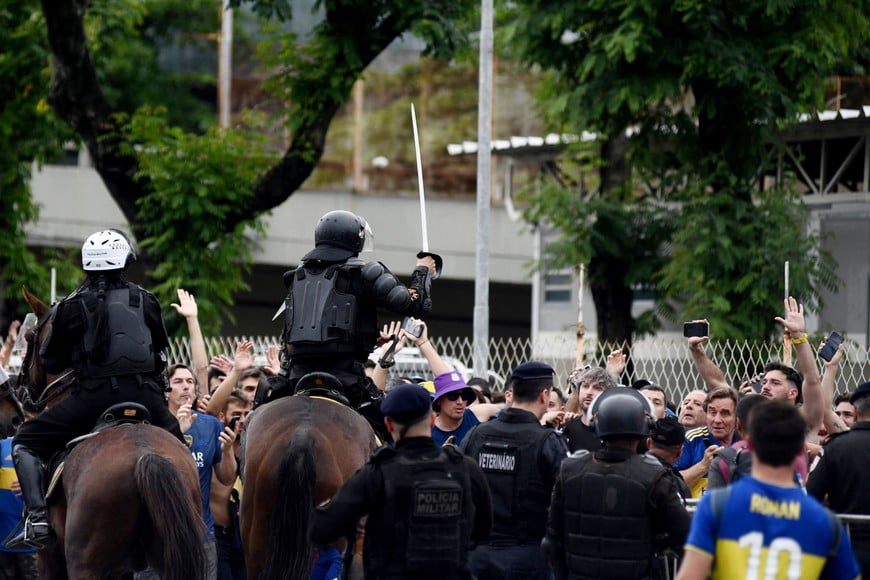 Soccer Football - Copa Libertadores - Final - Boca Juniors v Fluminense - Estadio Maracana, Rio de Janeiro, Brazil - November 4, 2023
Police on horses and Boca Juniors fans before the match
 REUTERS/Lucas Landau