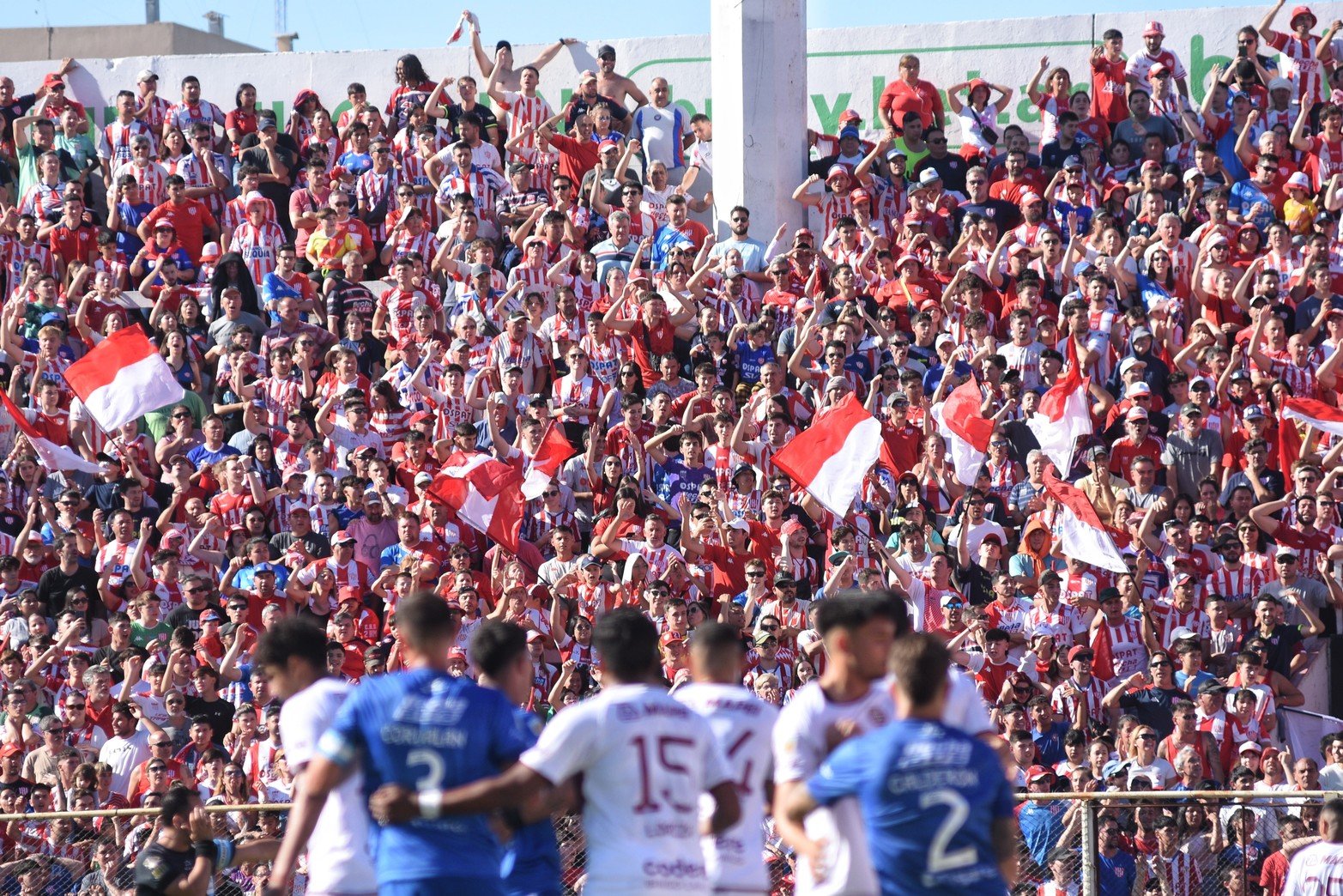 La hinchada se levanta y pidiendo ganar.