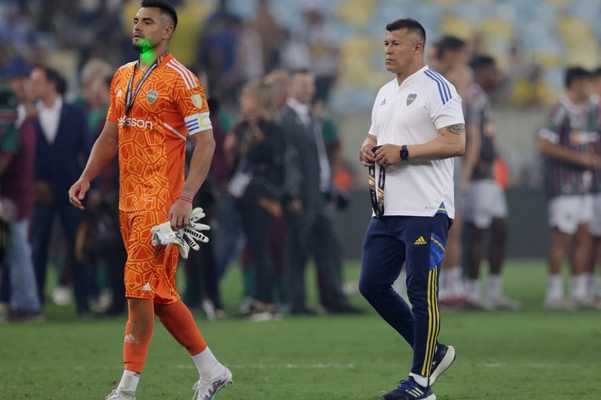 Soccer Football - Copa Libertadores - Final - Boca Juniors v Fluminense - Estadio Maracana, Rio de Janeiro, Brazil - November 4, 2023
Boca Juniors' Sergio Romero and coach Jorge Almiron look dejected after the match REUTERS/Ricardo Moraes