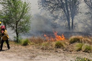 Bomberos trabajan en Calamuchita para apagar el fuego.