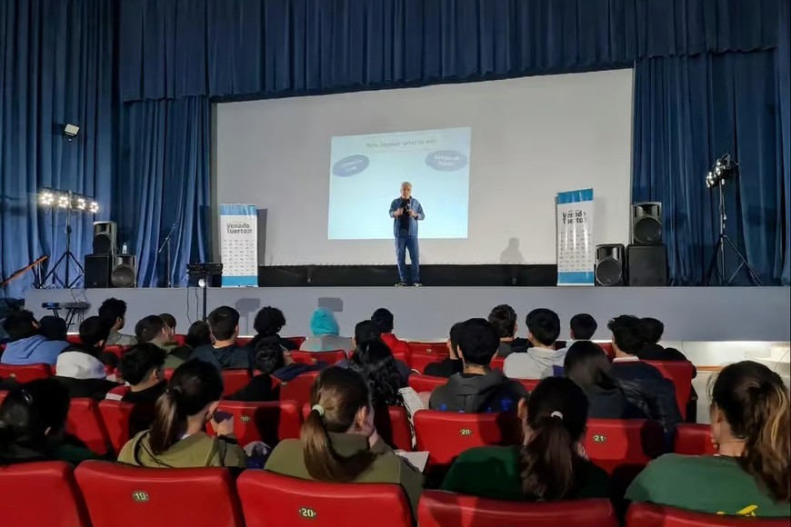 Alumnos participaron de la charla en el Centro Cultural Municipal.