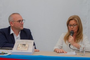 El presidente comunal con Silvana Neumann.