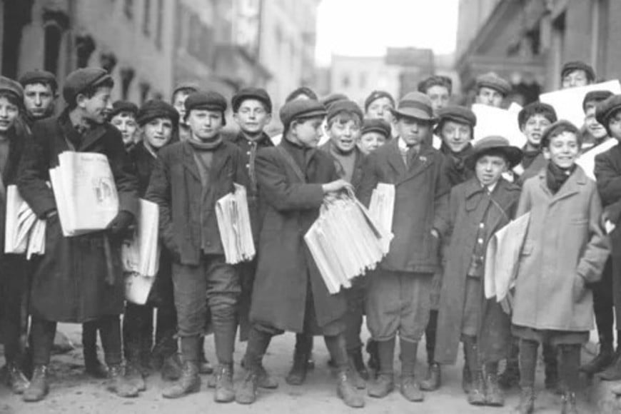 Nenes vendiendo diarios; toda una novedad cuando, hasta 1898, los diarios se comercializaban sólo por correo, por suscripción o comprándolos directamente en el lugar de la impresión.