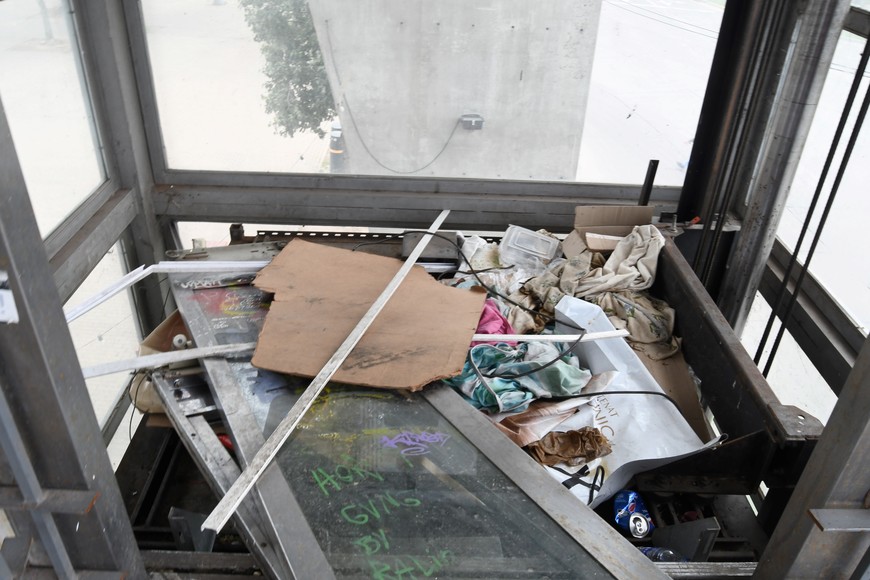 Mugre. Es lo que tiene en su interior la cajuela del ascensor de la pasarela del puerto.

Flavio Raina.