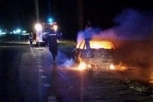 Un auto se incendió totalmente esta madrugada en la autopista.