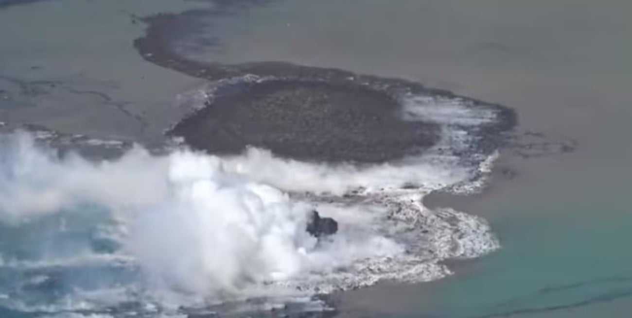 Tras una erupción volcánica submarina, emergió una nueva isla en Japón - El  Litoral