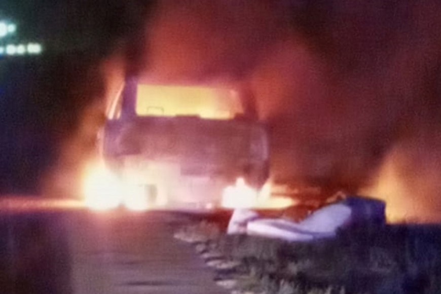 Un auto se incendió totalmente esta madrugada en la autopista.