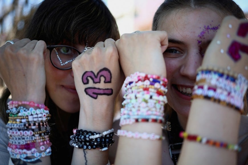 Taylor Swift fans pose for a photo with their "friendship bracelets" while lining up for her concert at the Estadio Mas Monumental, in Buenos Aires, Argentina November 9, 2023. REUTERS/Tomas Cuesta
