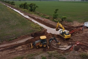 El área a intervenir se encuentra dentro de la región de Bajos Submeridionales que se ve afectada por la alternancia de inundaciones y sequías, lo que ocasiona situaciones críticas en las actividades productivas y en el asentamiento poblacional.