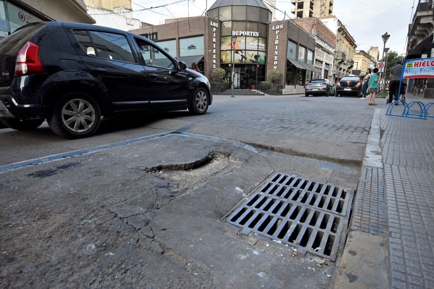 Hay una parada de taxis demarcada en el sector oeste sobre Irigoyen Freyre, a metros de San Martín. El pavimento está en muy mal estado.