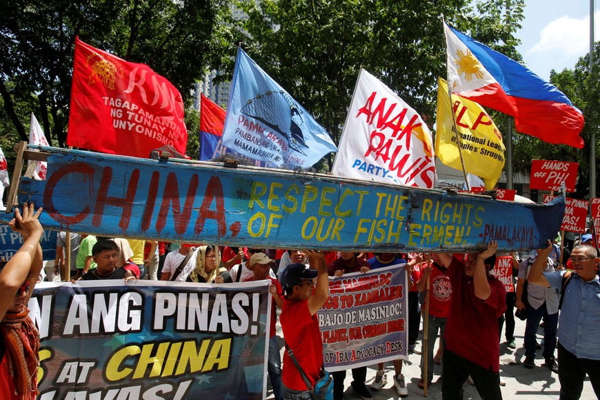 Demonstrators display a part of a fishing boat with anti-China protest signs during a rally by different activist groups over the South China Sea disputes, outside the Chinese Consulate in Makati City, Metro Manila, Philippines July 12, 2016. REUTERS/Erik De Castrby      TPX IMAGES OF THE DAY      filipinas manila  disputa territorial sobre islas del Mar Meridional de China disputa territorios en el mar de china meriodional entre china y filipinas protestas manifestaciones en el consulado chino
