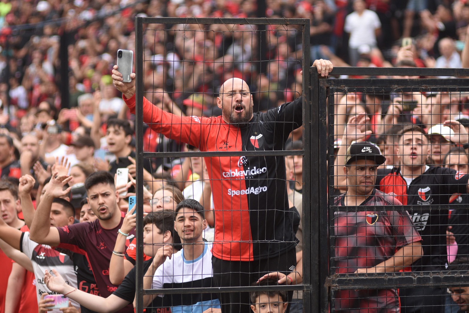 Los hinchas llenaron el estadio. La dirigencia decidió bajar el valor de las entradas. El aliento se hizo sentir.