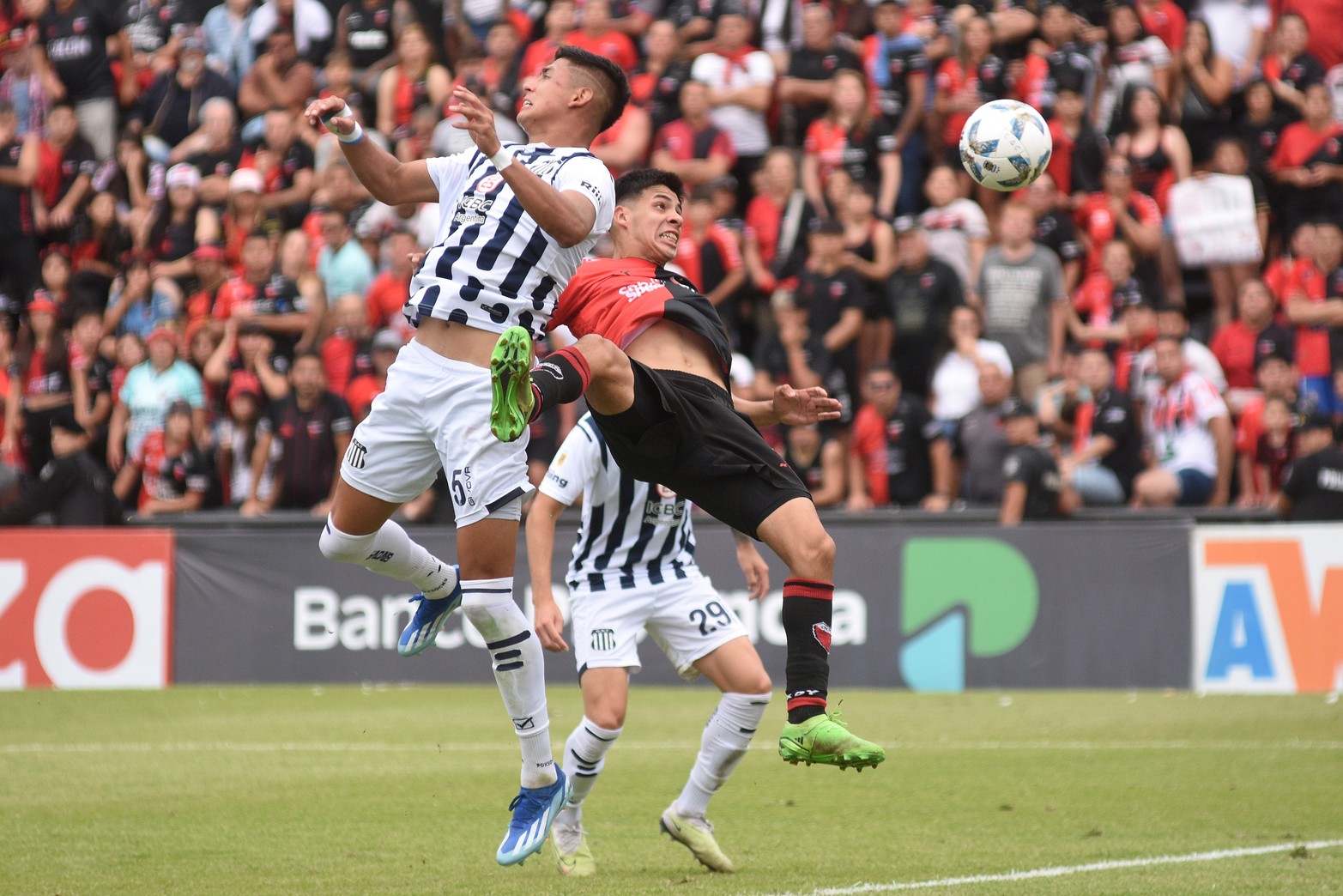 El tercero. Desarmado va cayendo Tomás Galvan y la pelota atravesará la línea del arco pese a la estirada del arquero de Talleres.