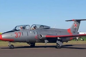 Imagen, en el aeródromo venadense, del Aero L-29 siniestrado en Villa Cañás.