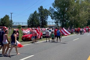 El aguante tatengue. Las postales de los hinchas y socios de Unión que se fueron hasta Casasol para darle apoyo al plantel de Cristian Alberto González. Fue una fiesta en rojo y blanco, con esa "manchita" al ingresar Luis Spahn.