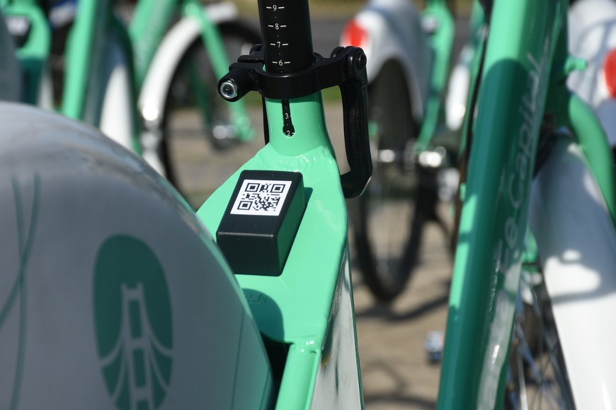 En lo que es la movilidad urbana, el sistema de bicicletas públicas es un sistema "smart". Los usuarios las utilizan mediante una aplicación informática, escaneando un código QR. Créditos: Mauricio Garín