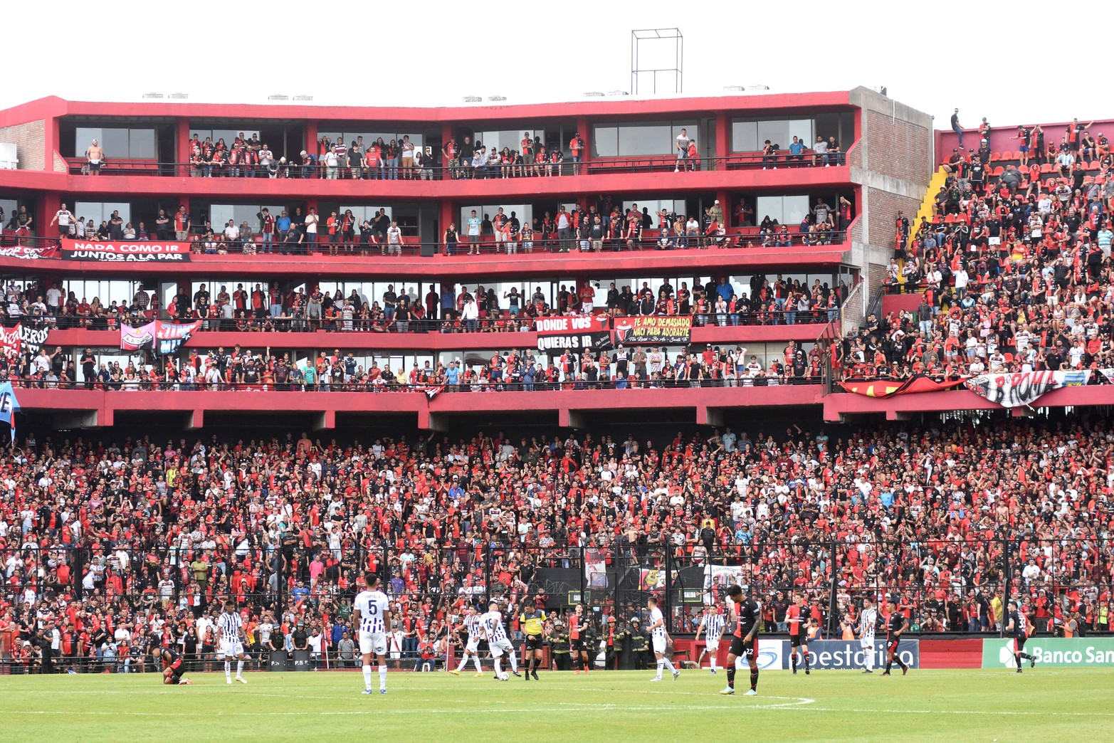 Zona de palcos y codo noroeste. El estadio de Colón volvió a estar repleto. Se estima mas de 40.000 personas.