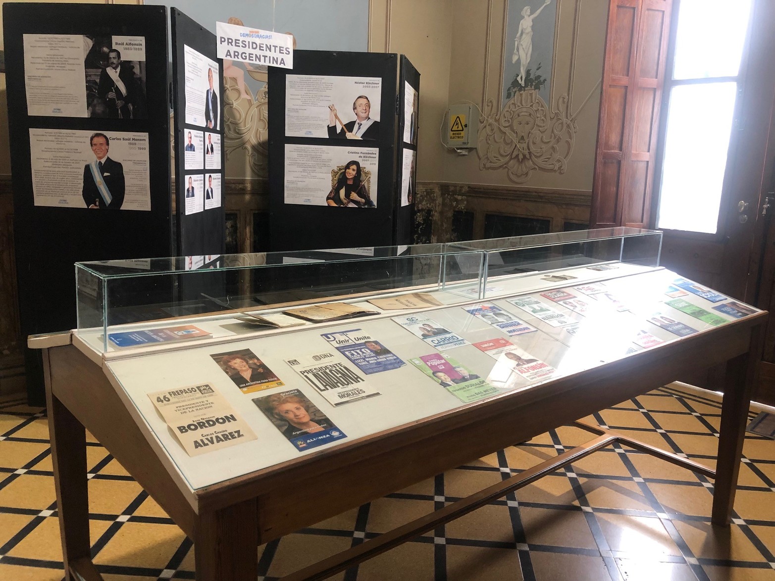 De la mano de alumnos de quinto año de la Escuela San Francisco de Asís, Sastre le rinde homenaje a los 40 años de democracia. La exposición es un nutrido recorrido que incluye el contexto nacional y provincial desde 1983 hasta la actualidad.