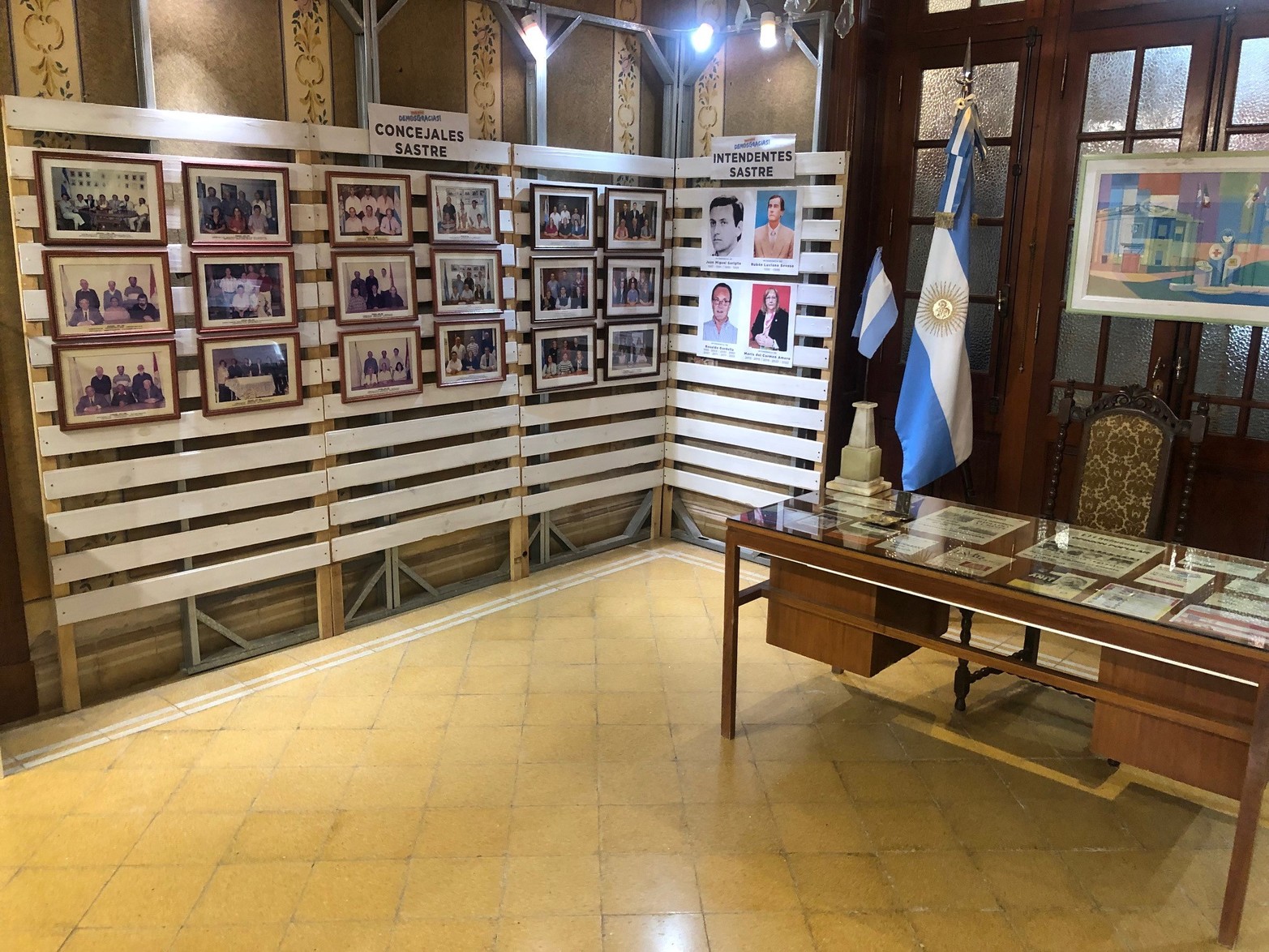 De la mano de alumnos de quinto año de la Escuela San Francisco de Asís, Sastre le rinde homenaje a los 40 años de democracia. La exposición es un nutrido recorrido que incluye el contexto nacional y provincial desde 1983 hasta la actualidad.