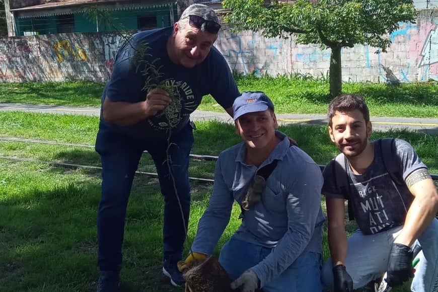 El presidente de “Vecinos Vía Verde” Gustavo Rotta y dirigentes de varias vecinales compartieron la jornada ambiental que contó con la participación del vicepresidente de UN Árbol Más, Ing. Agr. Rubén Broda.