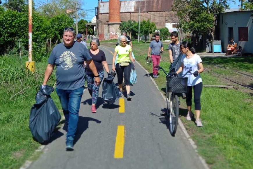 El presidente de “Vecinos Vía Verde” Gustavo Rotta y dirigentes de varias vecinales compartieron la jornada ambiental que contó con la participación del vicepresidente de UN Árbol Más, Ing. Agr. Rubén Broda.