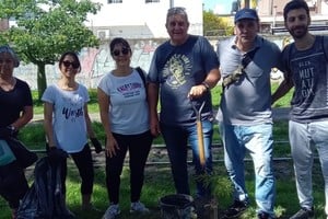 El presidente de “Vecinos Vía Verde” Gustavo Rotta y dirigentes de varias vecinales compartieron la jornada ambiental que contó con la participación del vicepresidente de UN Árbol Más, Ing. Agr. Rubén Broda.