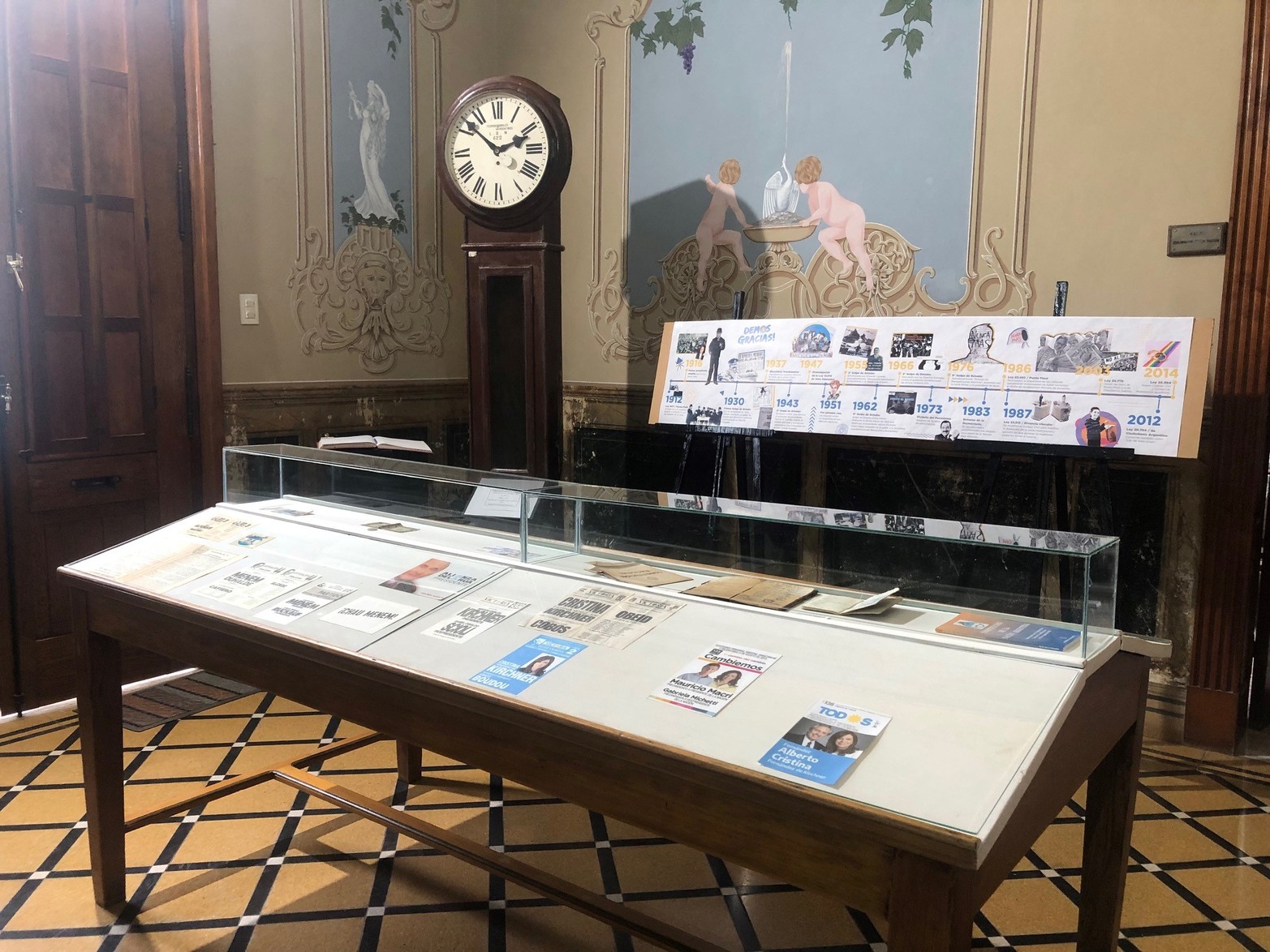 De la mano de alumnos de quinto año de la Escuela San Francisco de Asís, Sastre le rinde homenaje a los 40 años de democracia. La exposición es un nutrido recorrido que incluye el contexto nacional y provincial desde 1983 hasta la actualidad.