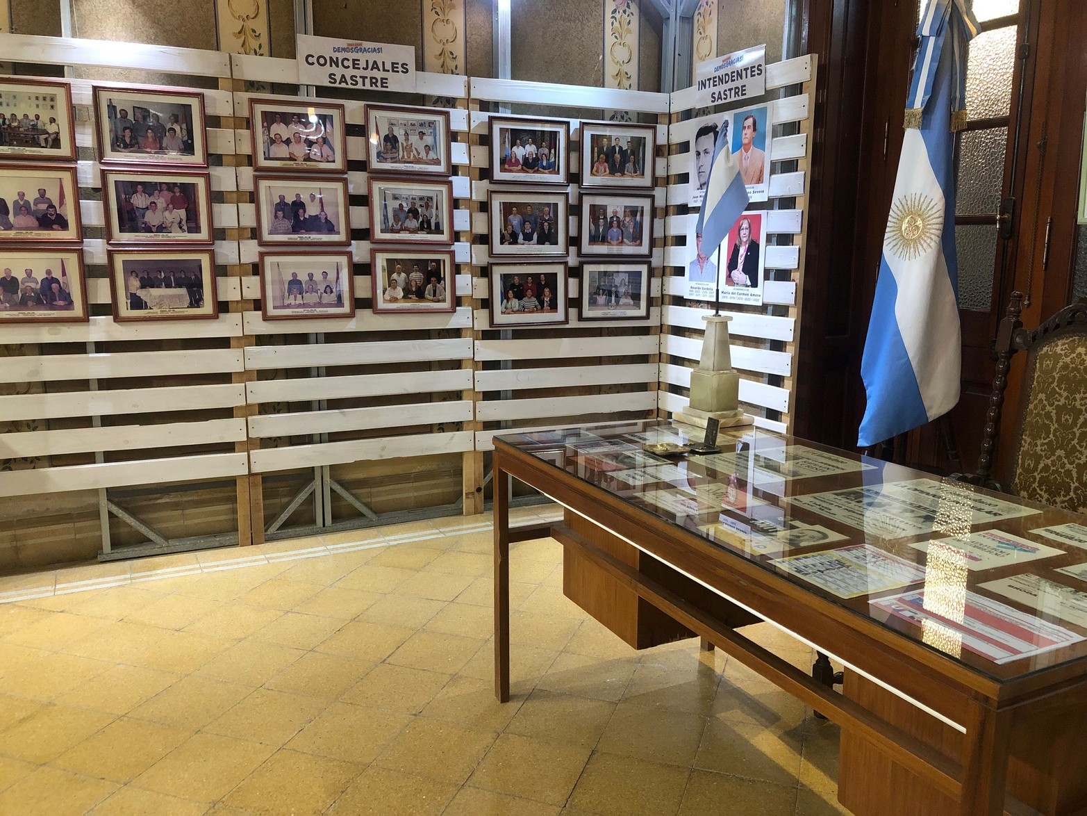 De la mano de alumnos de quinto año de la Escuela San Francisco de Asís, Sastre le rinde homenaje a los 40 años de democracia. La exposición es un nutrido recorrido que incluye el contexto nacional y provincial desde 1983 hasta la actualidad.