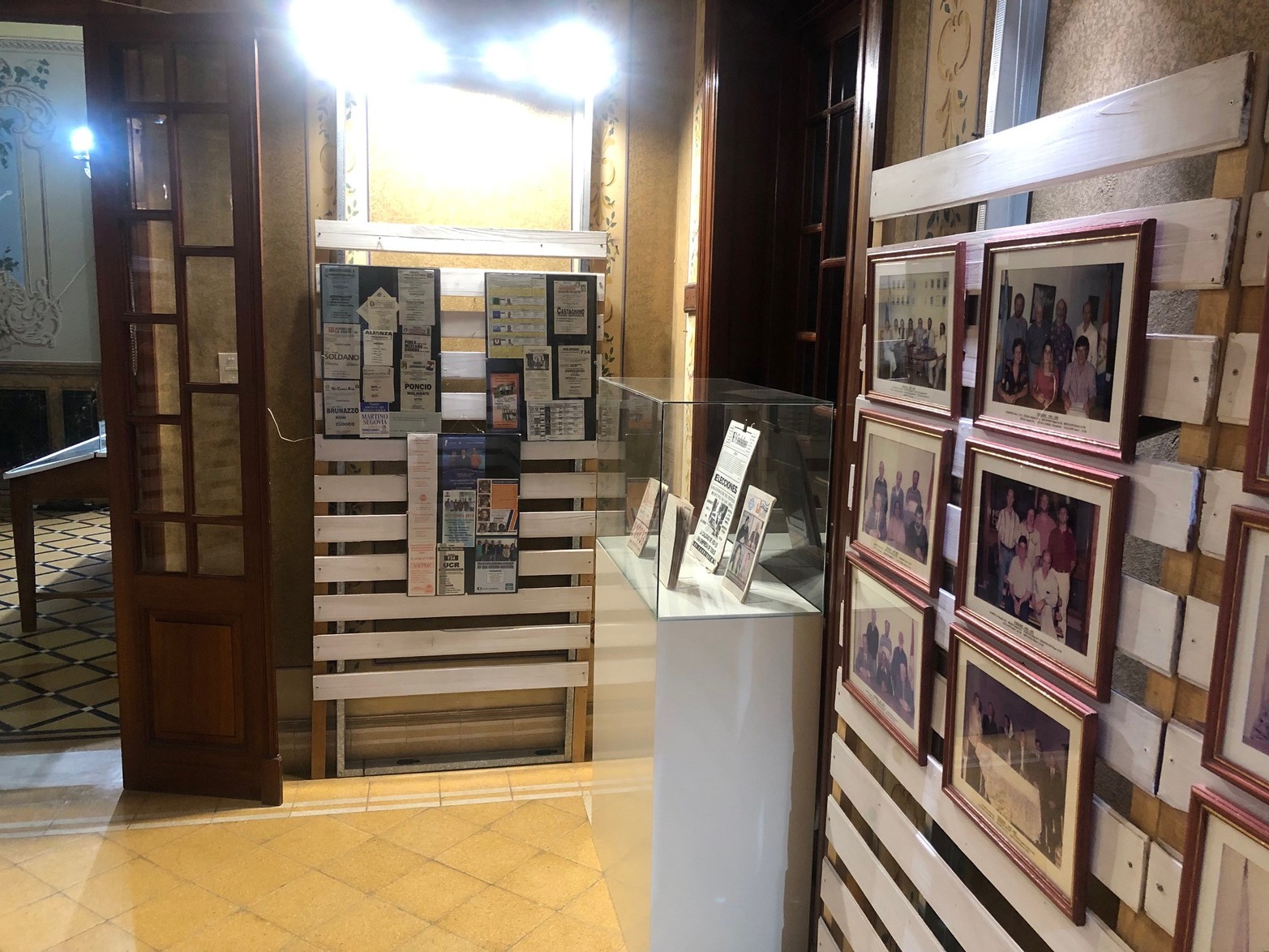 De la mano de alumnos de quinto año de la Escuela San Francisco de Asís, Sastre le rinde homenaje a los 40 años de democracia. La exposición es un nutrido recorrido que incluye el contexto nacional y provincial desde 1983 hasta la actualidad.