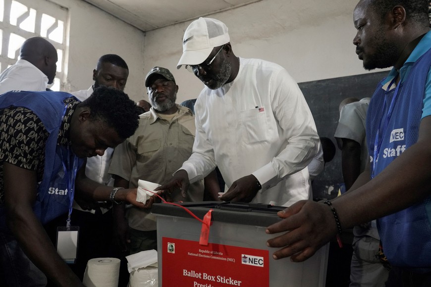 Leader of Liberia's ruling party Coalition for Democratic Change (CDC), President and former soccer player George Weah, cleans his finger after casting his vote during the run-off election between him and former vice president Joseph Boakai in Monrovia, Liberia November 14, 2023. REUTERS/Carielle Doe