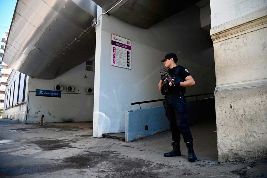 El hospital amaneció con fuerte custodia policial y sin atención a la gente. Foto: Marcelo Manera