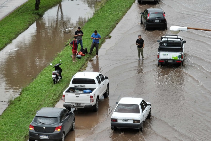 Agua en la calle, agua en el zanjón. El panorama de este miércoles lluvioso en Santa Fe. Foto: Fernando Nicola